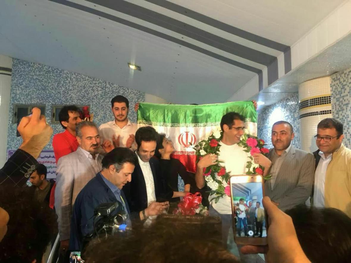 رکورد شناگر سیرجانی در آستانه ثبت در کتاب گینس رکورد شناگر سیرجانی در آستانه ثبت در کتاب گینس