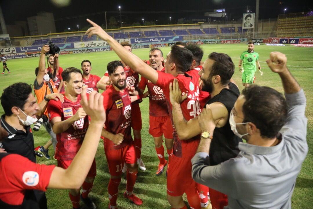 خبرنگاران نظرات بازیکنان پرسپولیس پس از جشن قهرمانی خبرنگاران نظرات بازیکنان پرسپولیس پس از جشن قهرمانی